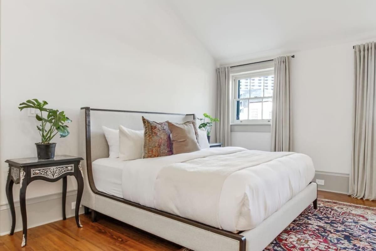 Elegant Cbd With Courtyard & Balcony *