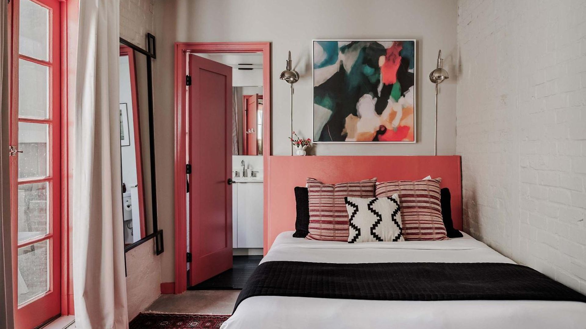 Luxury Historic Neat To Downtown Holiday home *