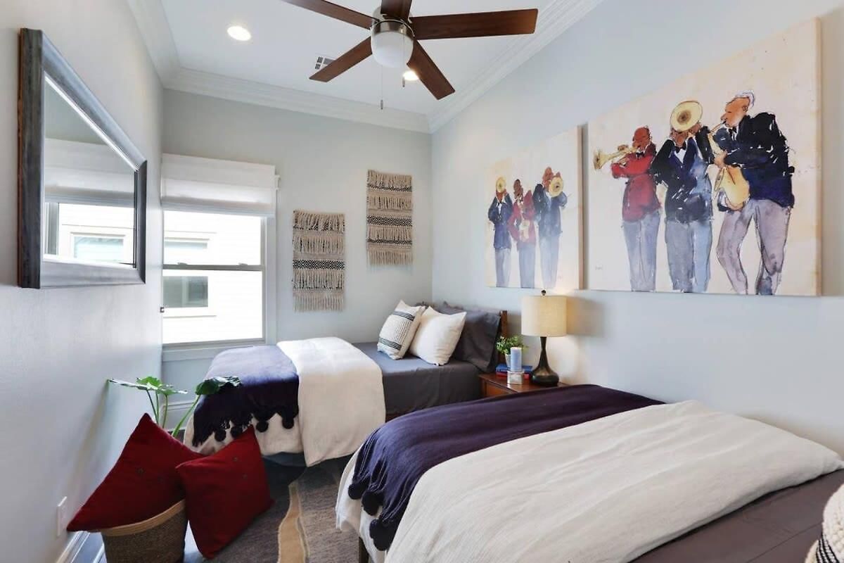 Sunny Midcentury Luxury Near French Quarter Holiday home