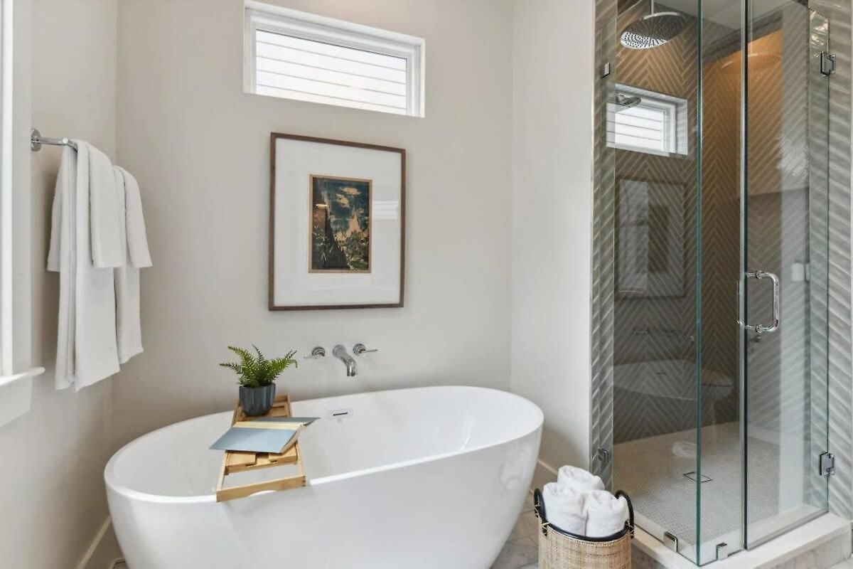 New Luxury Heated Pool & Holiday home *