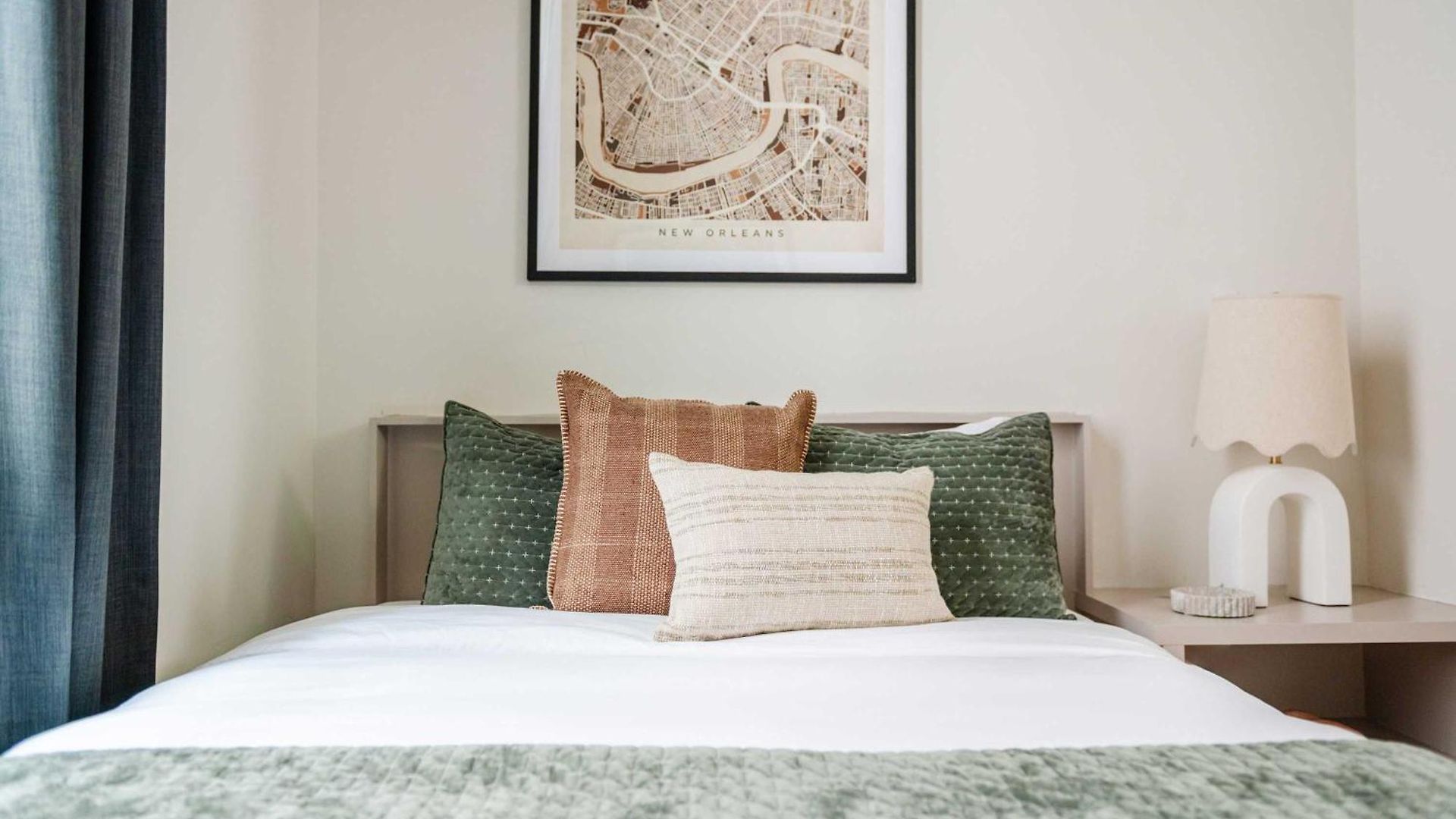 2 Designer Homes 14 Bedrooms Walk To St Charles *
