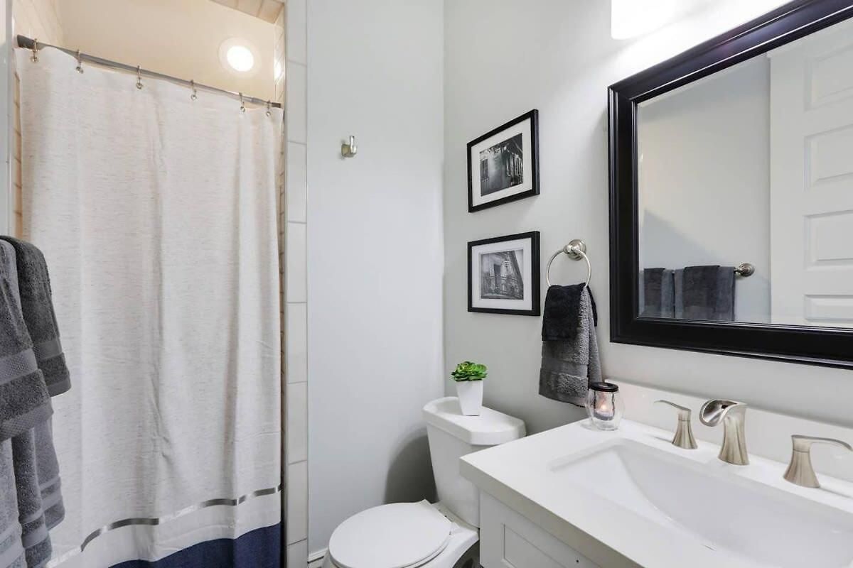 Sunny Midcentury Luxury Near French Quarter Holiday home New Orleans