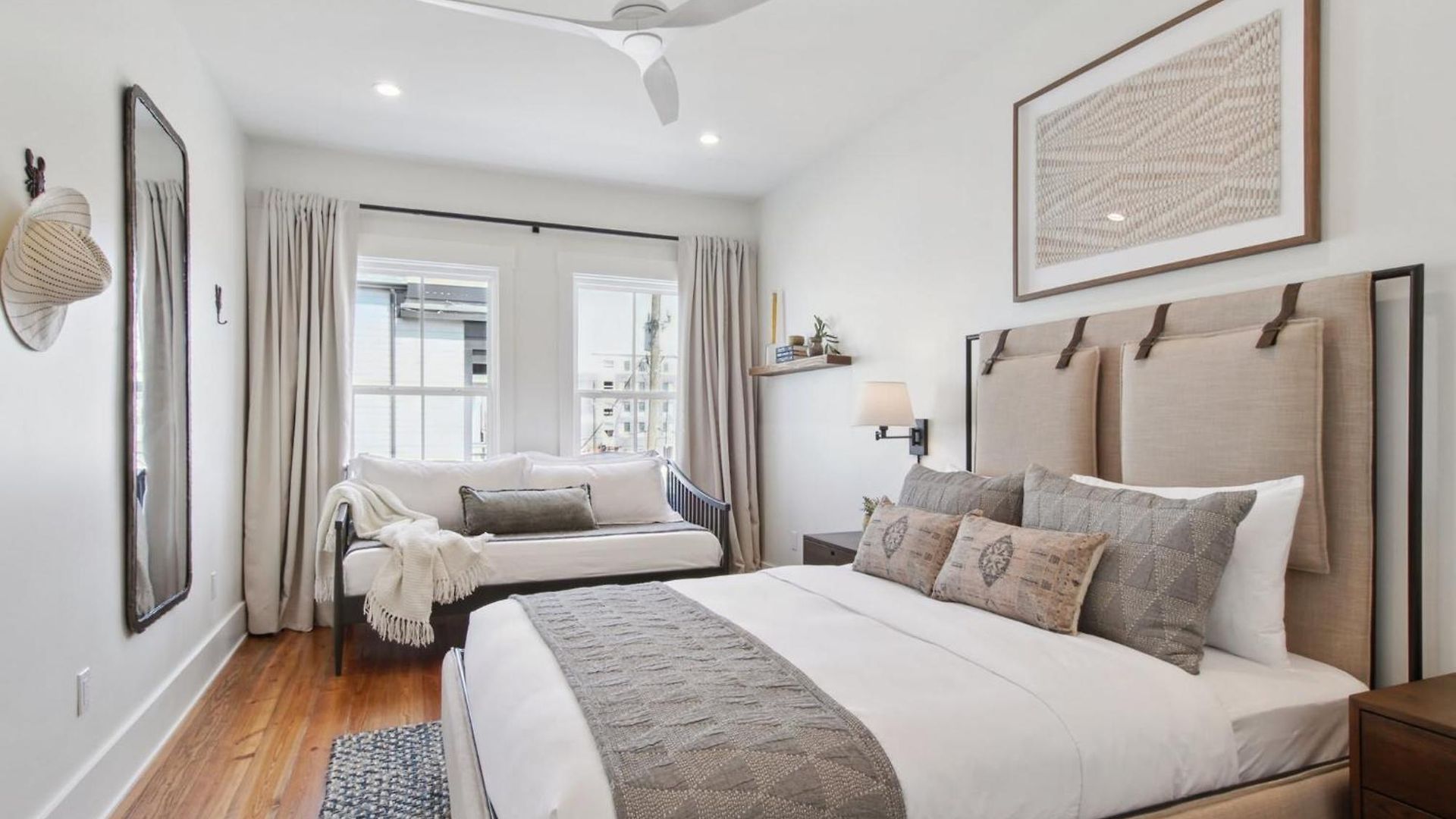 Designer 6-bedroom Pool 1 Block To Parade Route Holiday home New Orleans