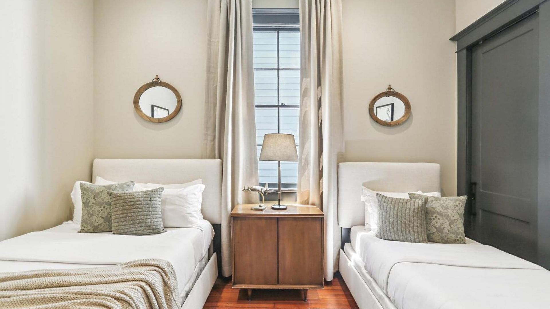Designer On Magazine Pool And Holiday home *