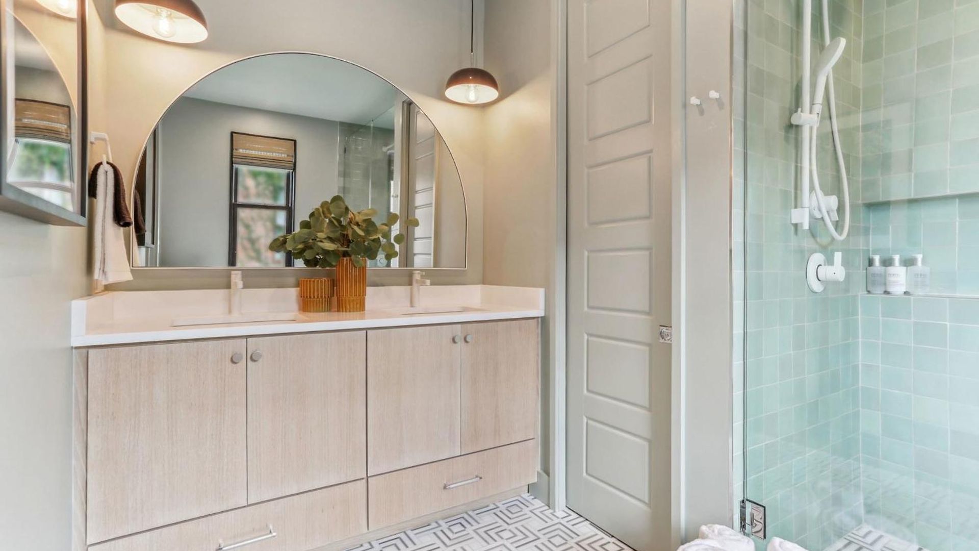Chic Nola Heated Pool & Holiday home *