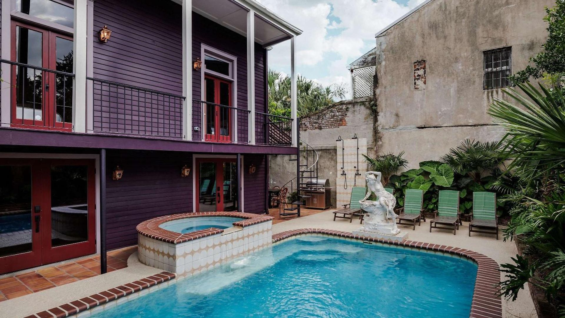 Boutique 9br With Pool Steps From French Q