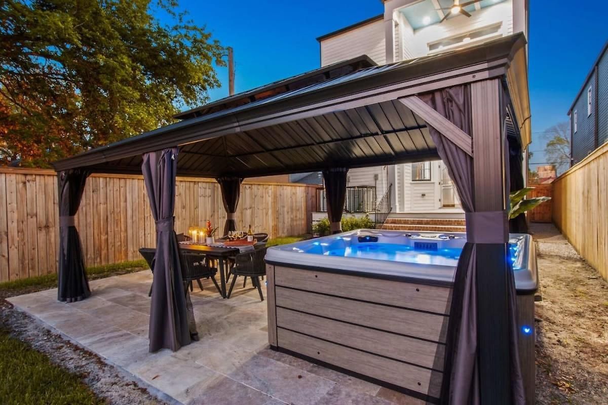 Stylish Modern With Hot Tub & Pergola * New Orleans