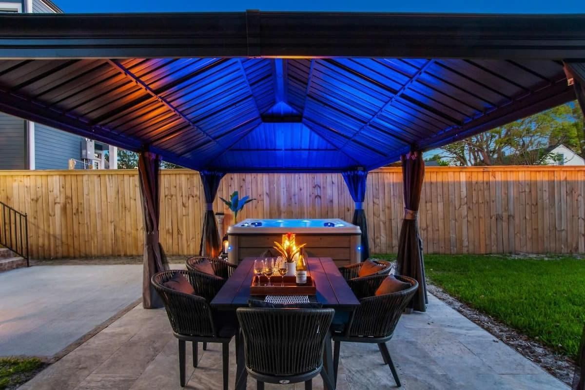 Stylish Modern With Hot Tub & Pergola New Orleans
