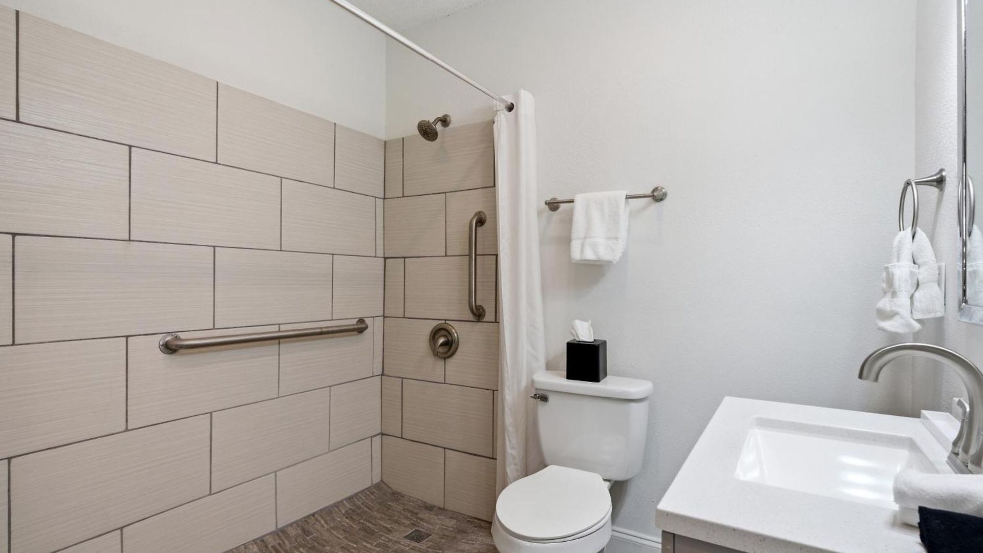 Aparthotel Refined 2br Escape On Frenchmen Street W Pool