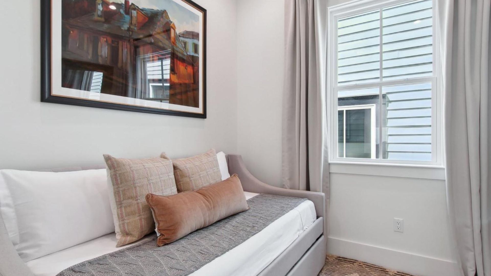 Designer 6-bedroom Pool 1 Block To Parade Route