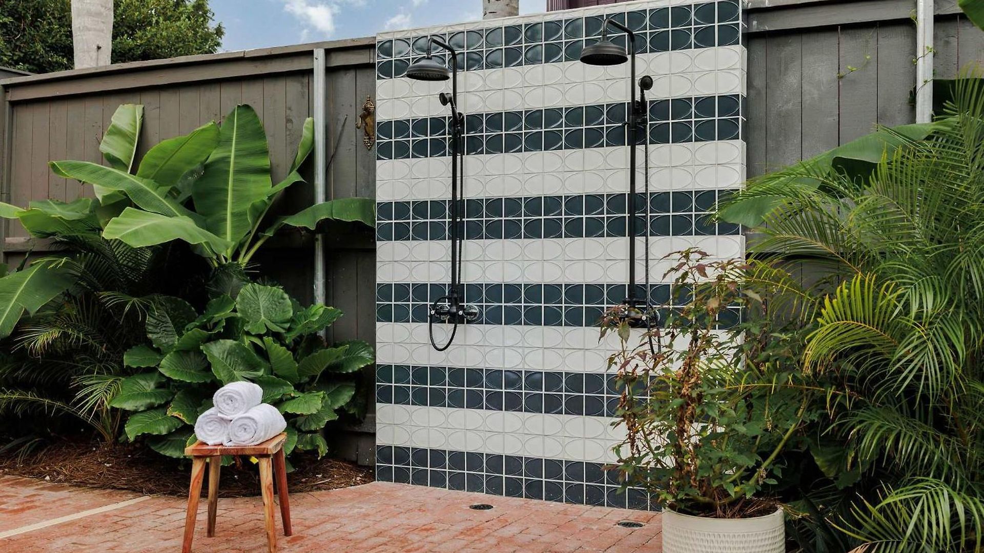 Historic Luxurious Heated Pool & Holiday home