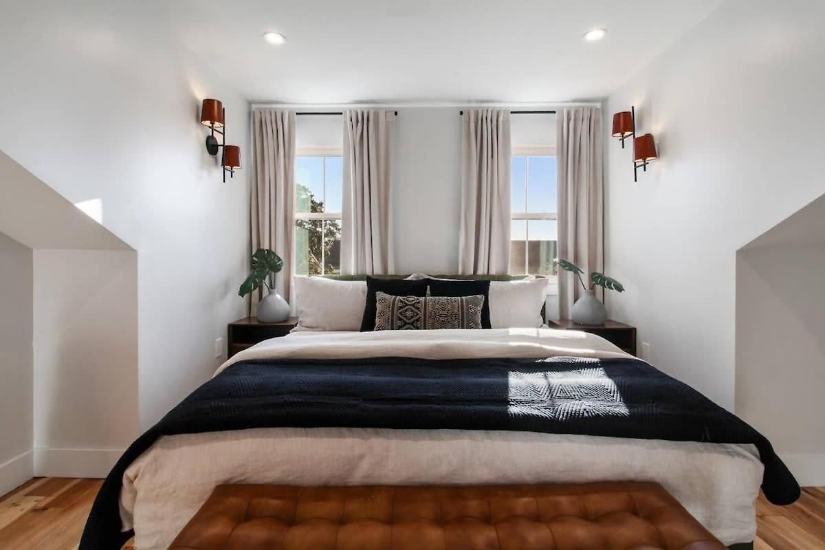 Spacious Mid-century Oasis With Heated Pool