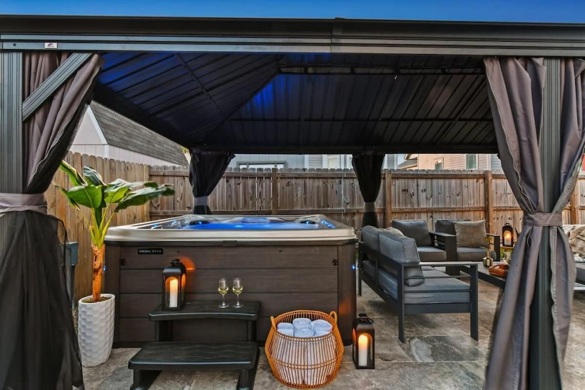Elegant Stylish With Hot Tub & Pergola Holiday home New Orleans