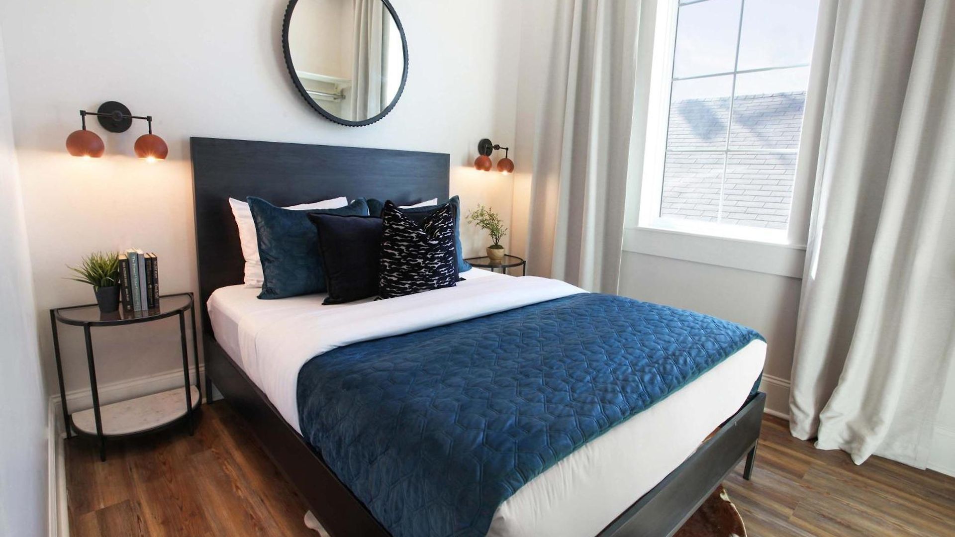 Luxe 19br Combo & Private Backyard With Pool Holiday home *