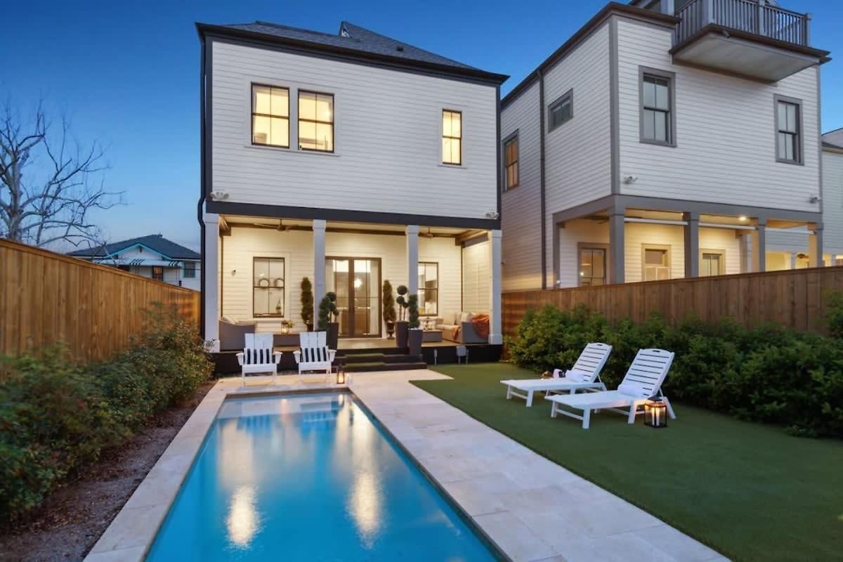 Holiday home Deluxe Modern Heated Pool & Game *
