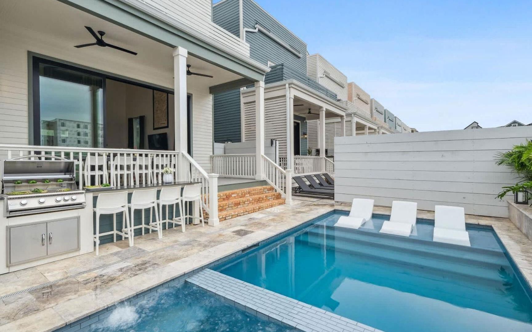 Holiday home Designer 6-bedroom Pool 1 Block To Parade Route *