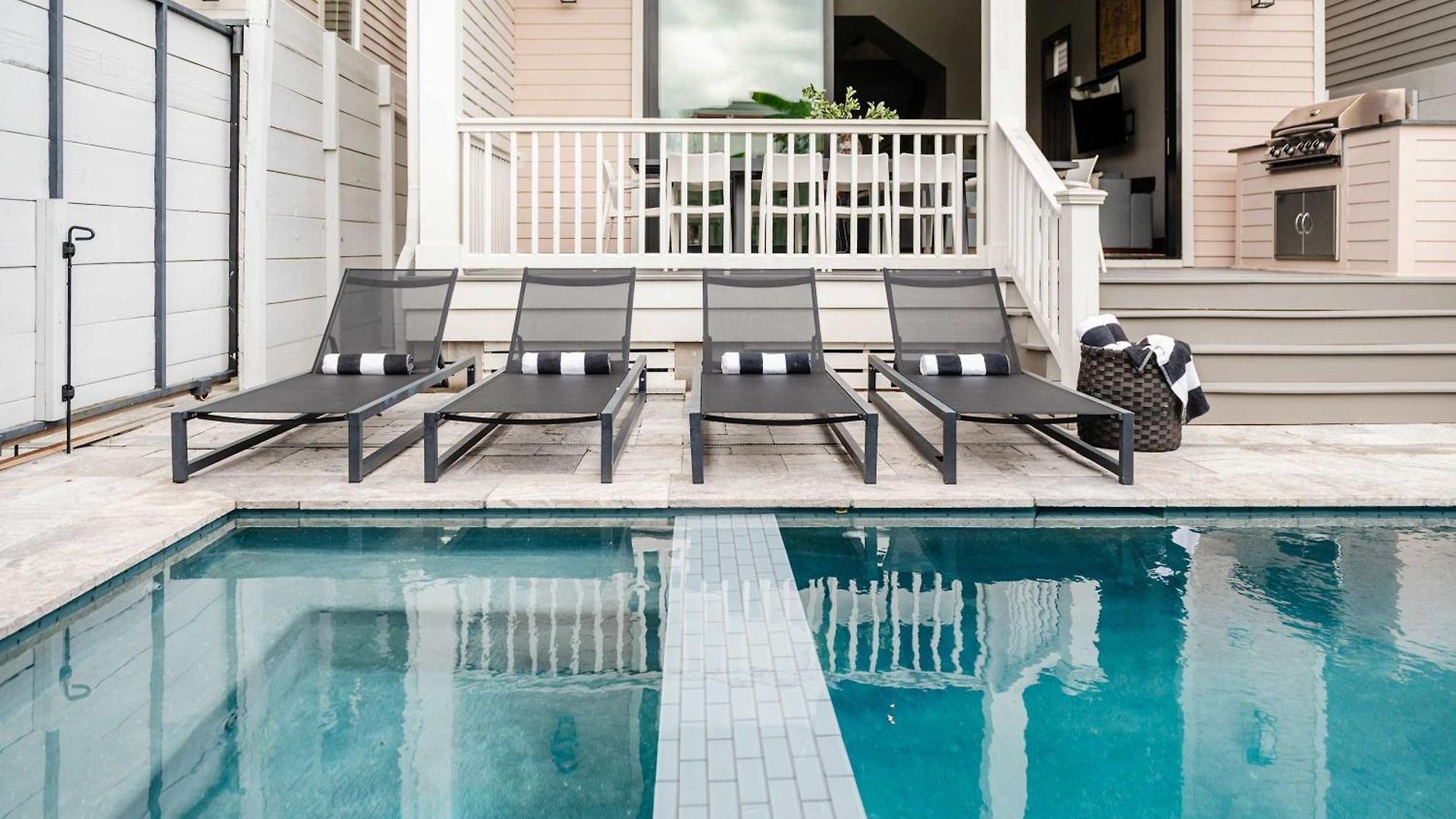 Luxe 7 Bedroom Heated Pool And Heirloom Holiday home *