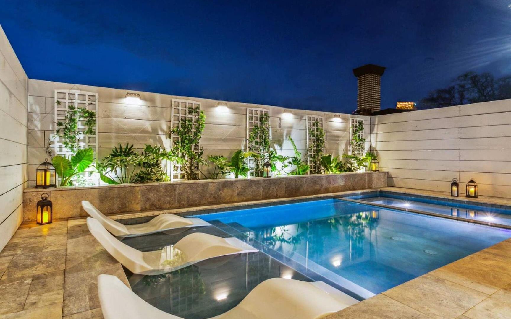 Holiday home Designer 6-bedroom Pool 1 Block To Parade Route