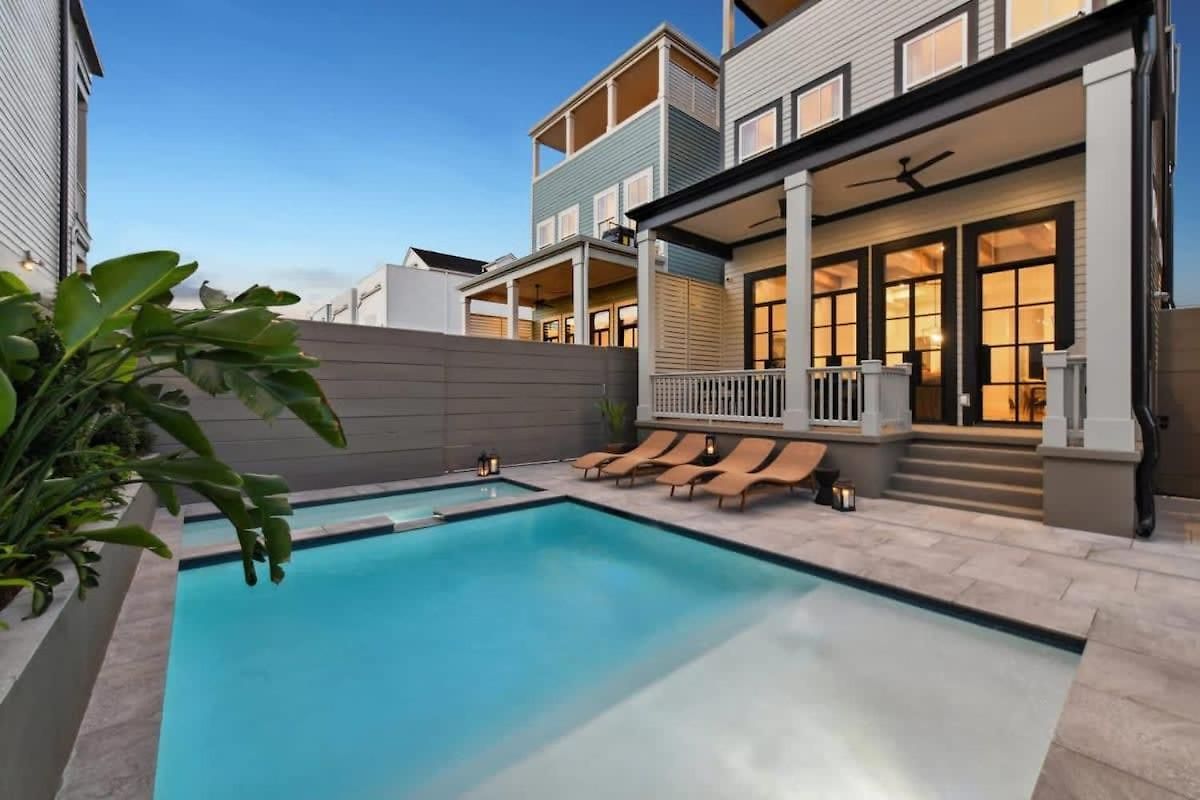 New Luxury Heated Pool & Holiday home