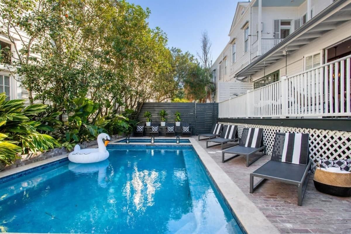 Bed & Breakfast Opulent Expansive Unit Heated Pool And