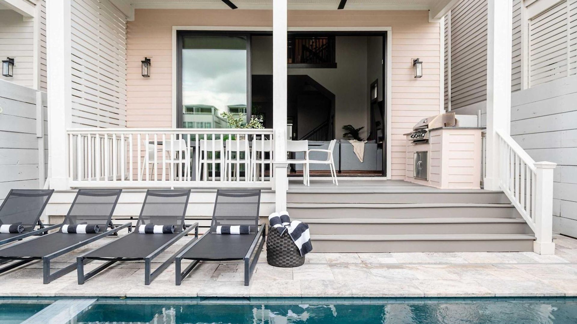 Luxe 7 Bedroom Heated Pool And Heirloom Holiday home *