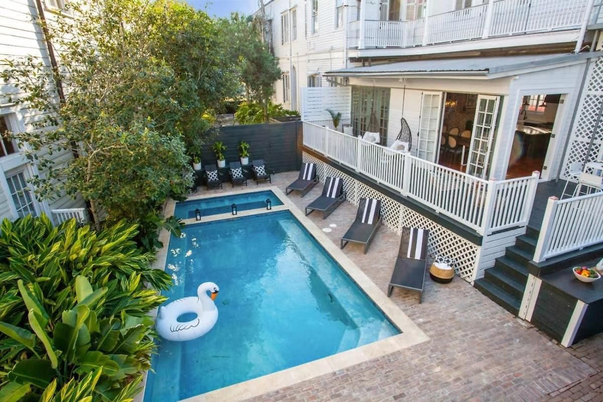 Opulent Expansive Unit Heated Pool And Bed & Breakfast 4*