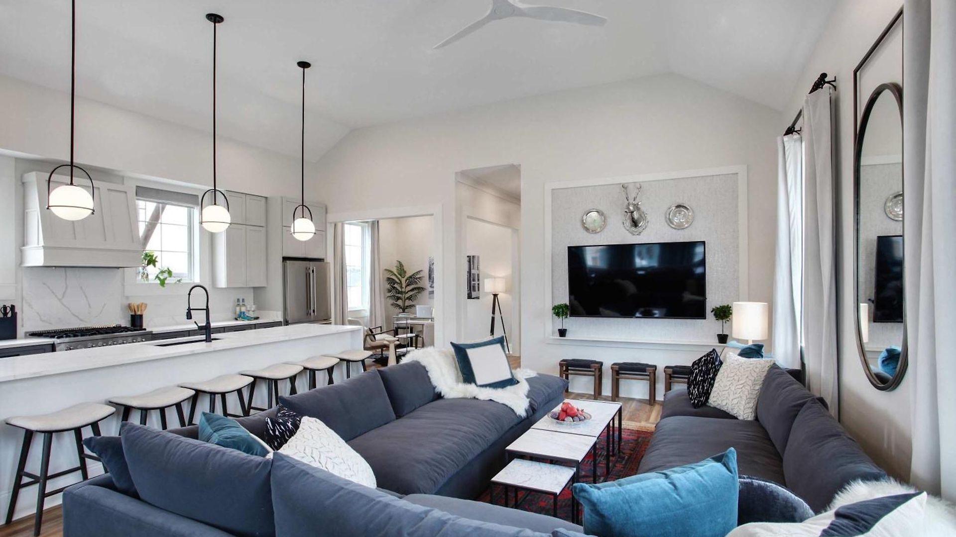 14br Downtown Combo & Shared Seasonal Pool Holiday home