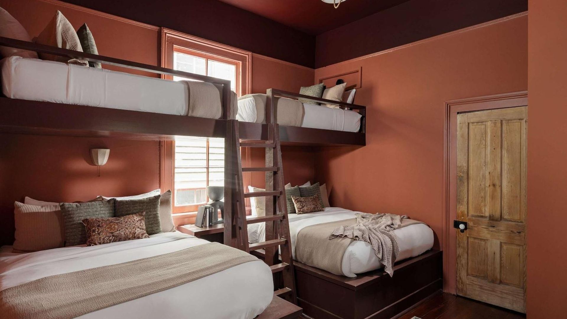 Boutique 9br With Pool Steps From French Q