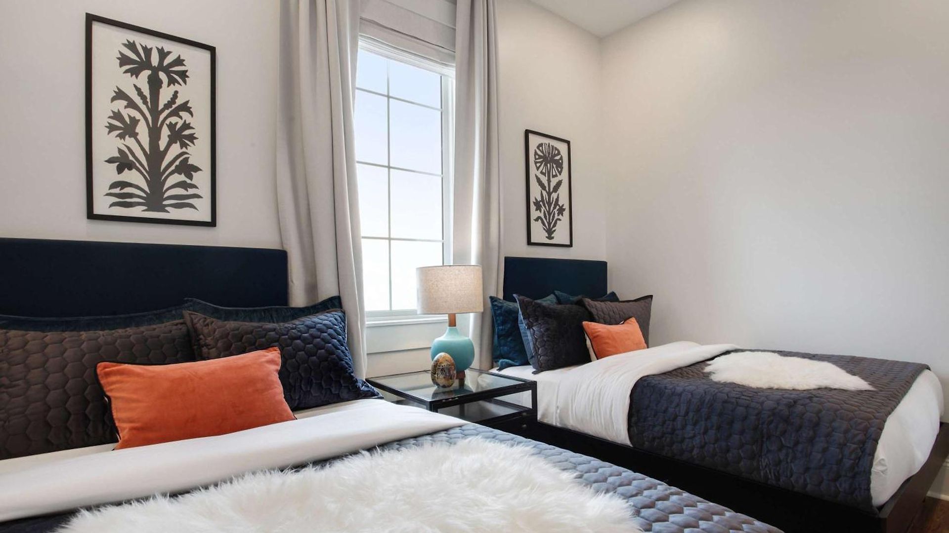 Holiday home Luxe 19br Combo & Private Backyard With Pool