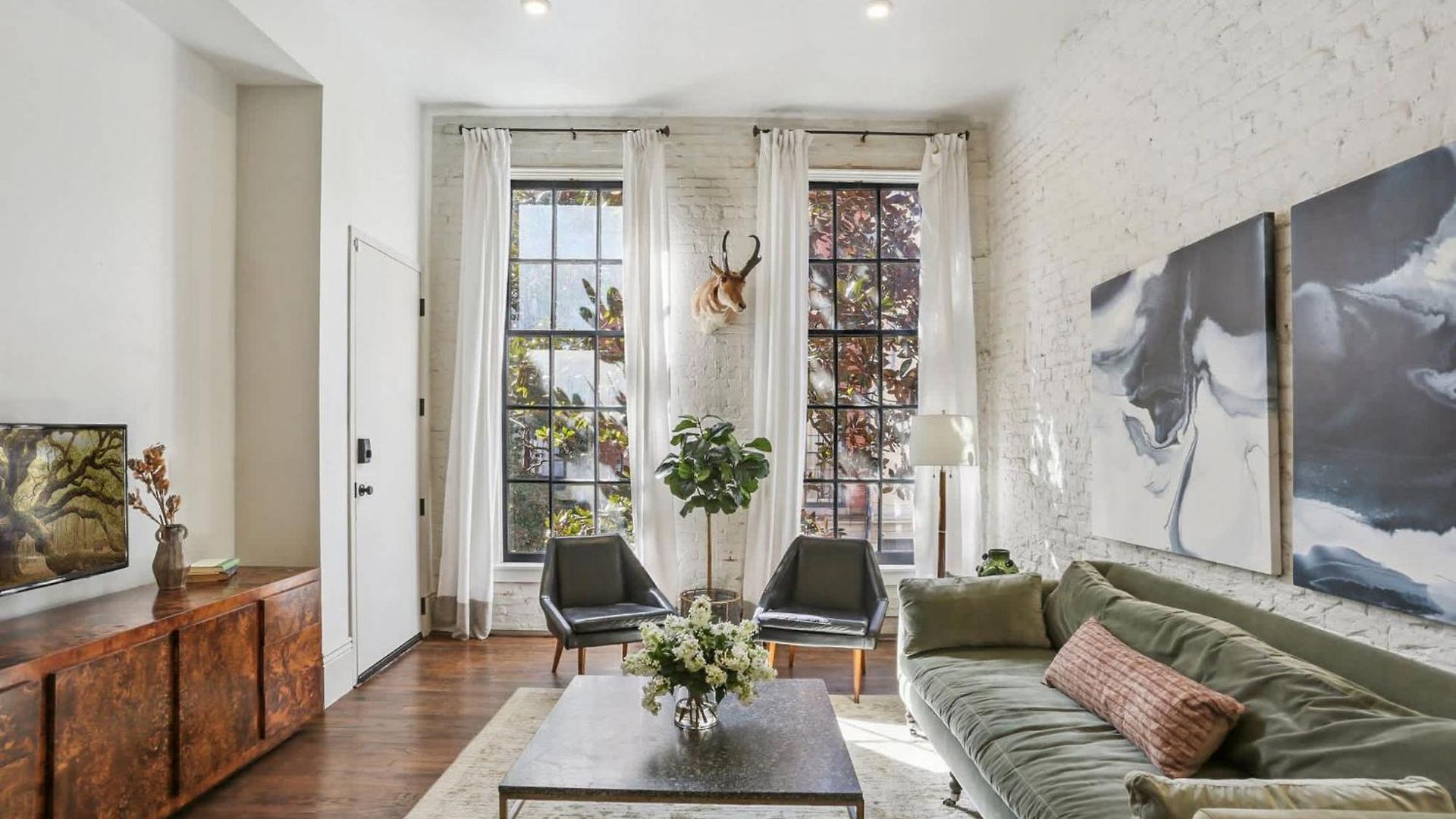Apartment Space & Luxury In Cbd Steps To Fq