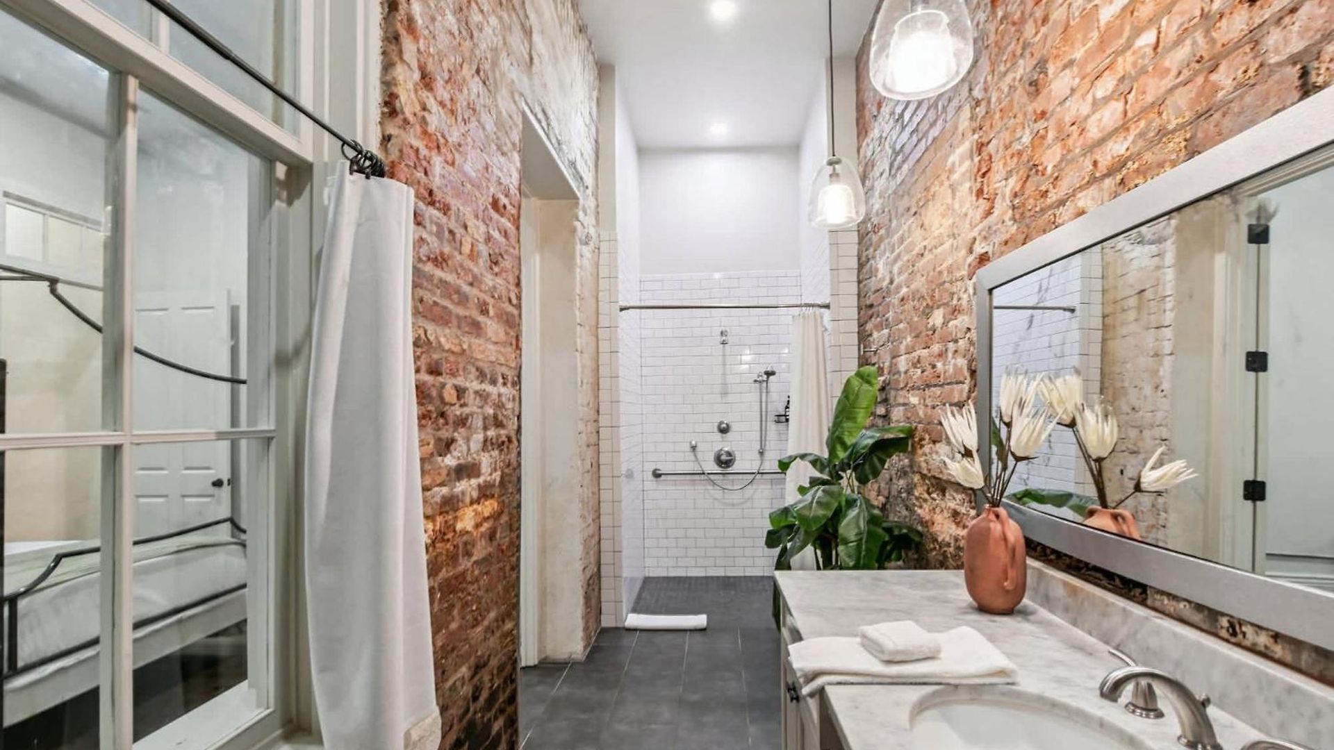Elegant Renovated Escape Close To French Quarter Apartment