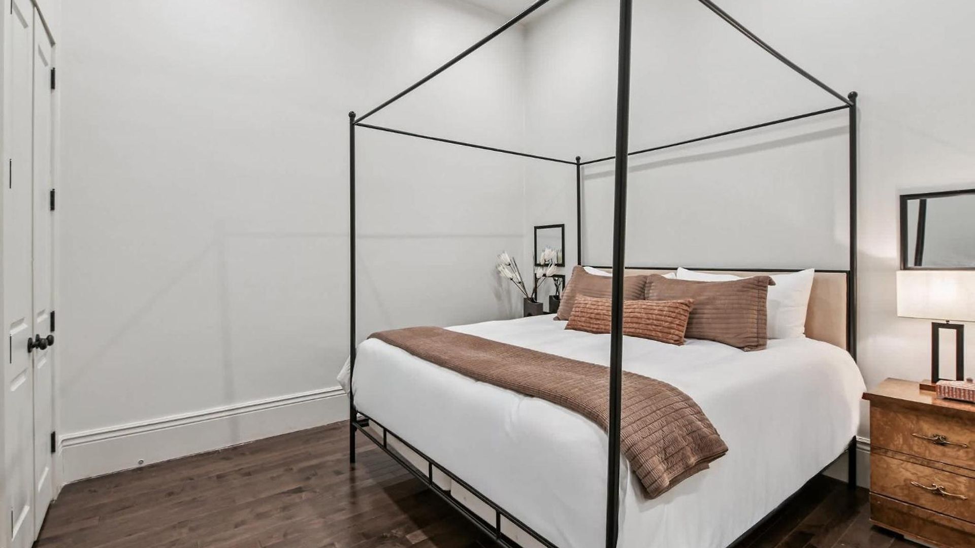 Mega 4 Near French Quarter 8br 8ba Apartment