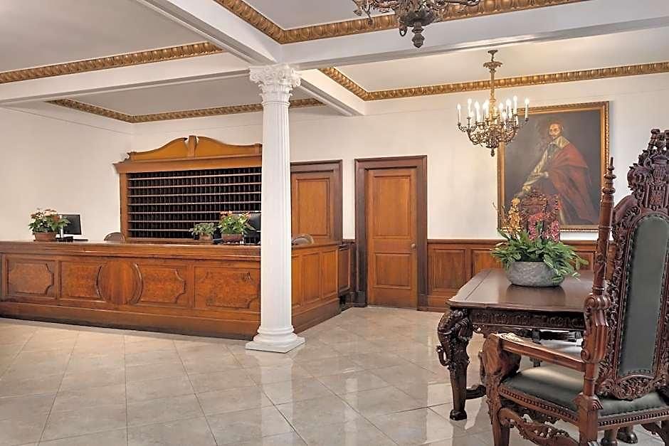 Inn Le Richelieu In The French Quarter