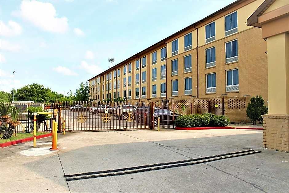 Quality I-10 East Hotel 3*