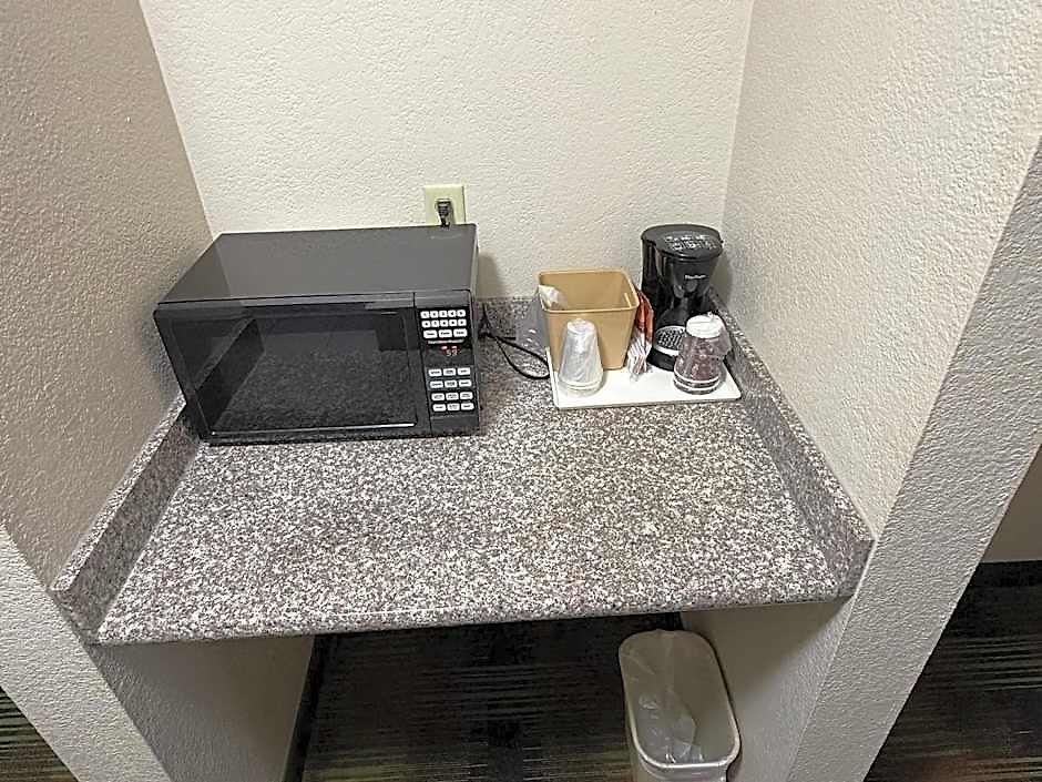 Quality I-10 East Hotel 3*
