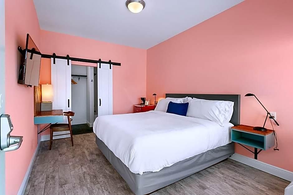 The Iris Hotel *
