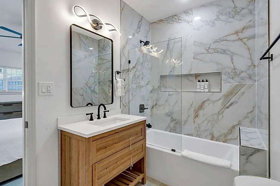 Hotel Sleeps 24-spacious Near Fq W Pool