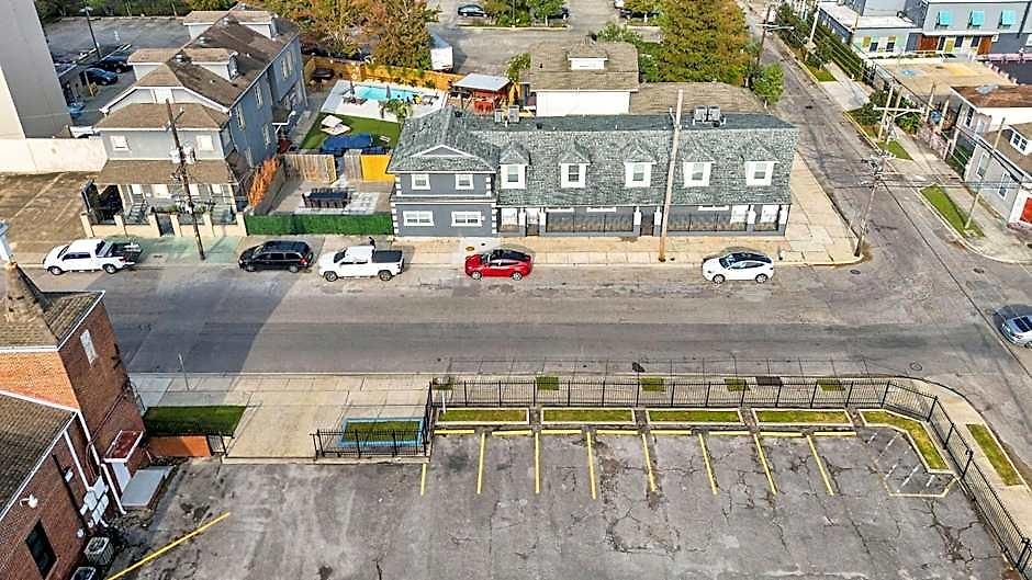 Sleeps 24-spacious Near Fq W Pool *