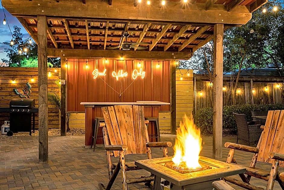 Sleeps 24-spacious Near Fq W Pool *