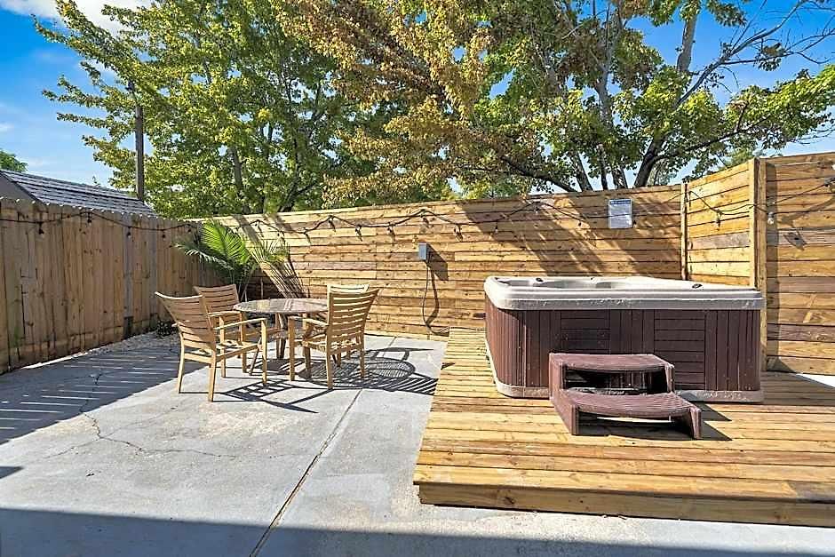 Sleeps 24-spacious Near Fq W Pool Hotel