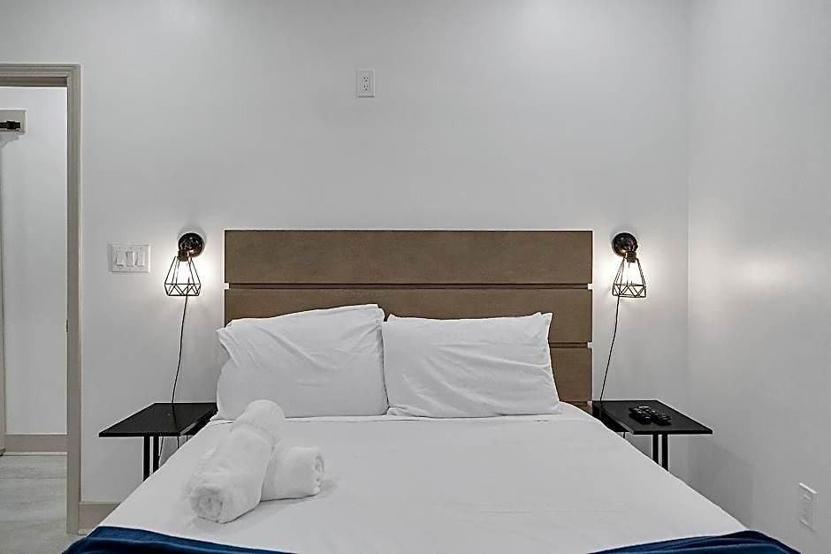 Hotel Sleeps 24-spacious Near Fq W Pool