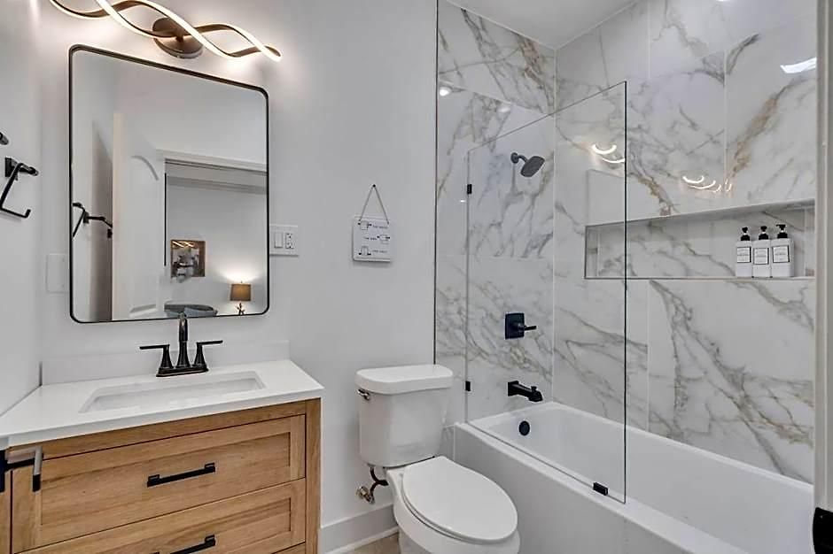 Sleeps 24-spacious Near Fq W Pool Hotel
