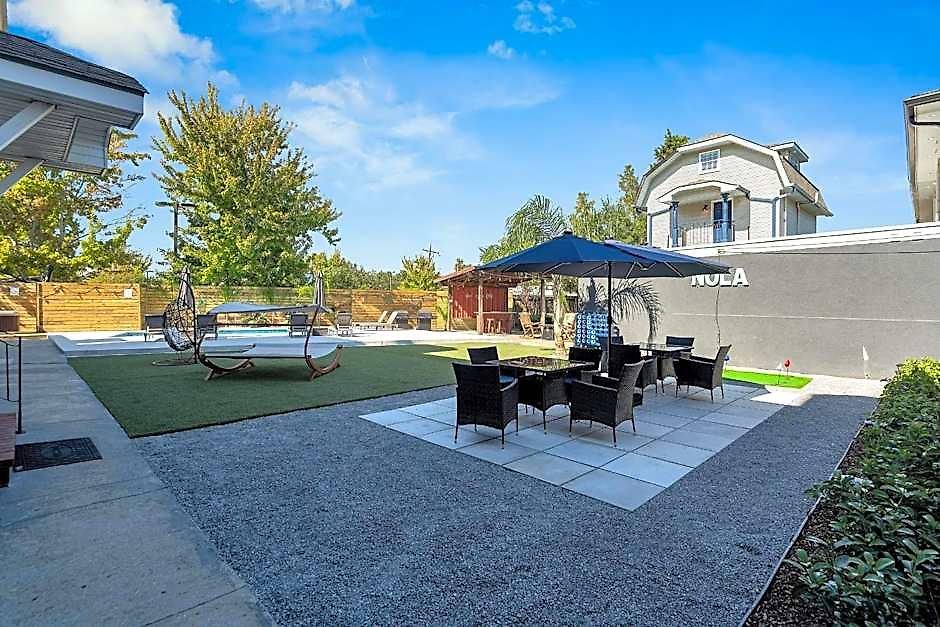 Hotel Sleeps 24-spacious Near Fq W Pool