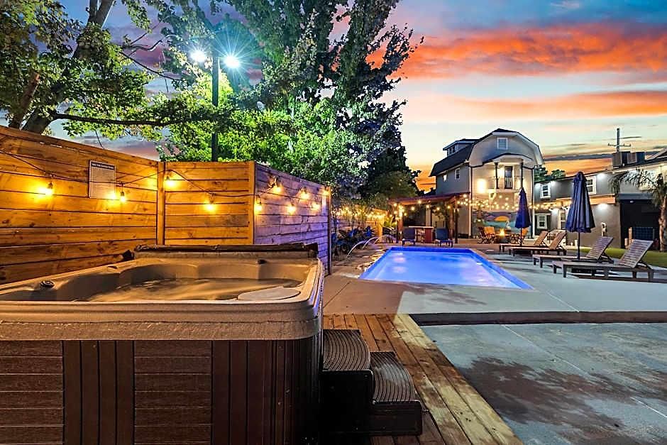 Hotel Sleeps 24-spacious Near Fq W Pool