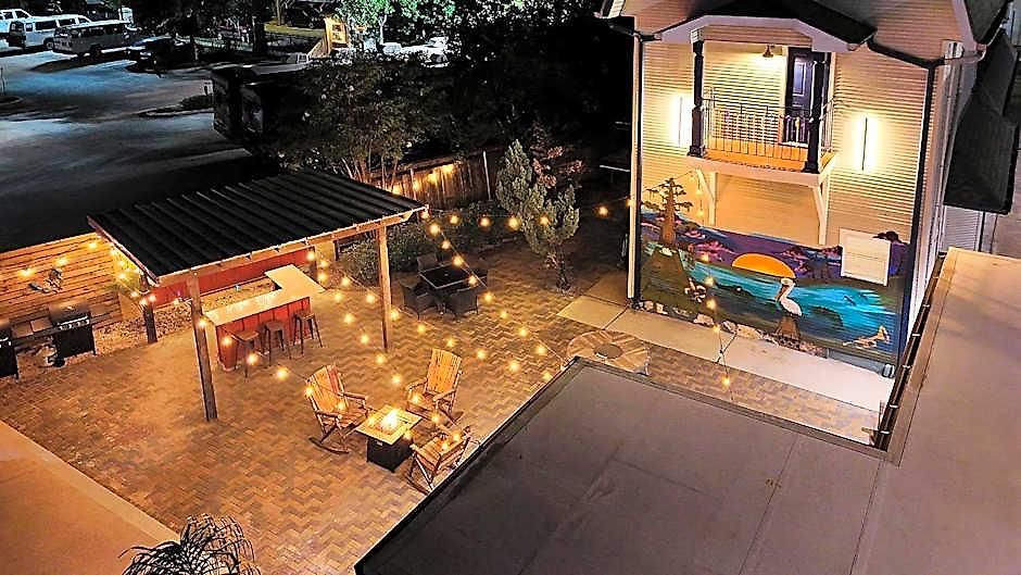 Hotel Sleeps 24-spacious Near Fq W Pool
