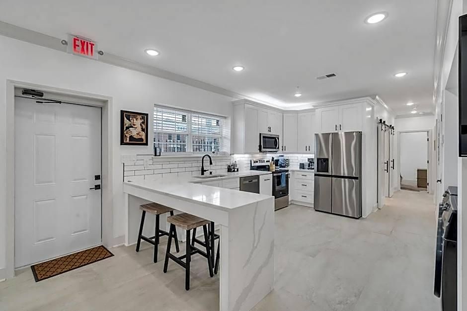 Sleeps 24-spacious Near Fq W Pool *