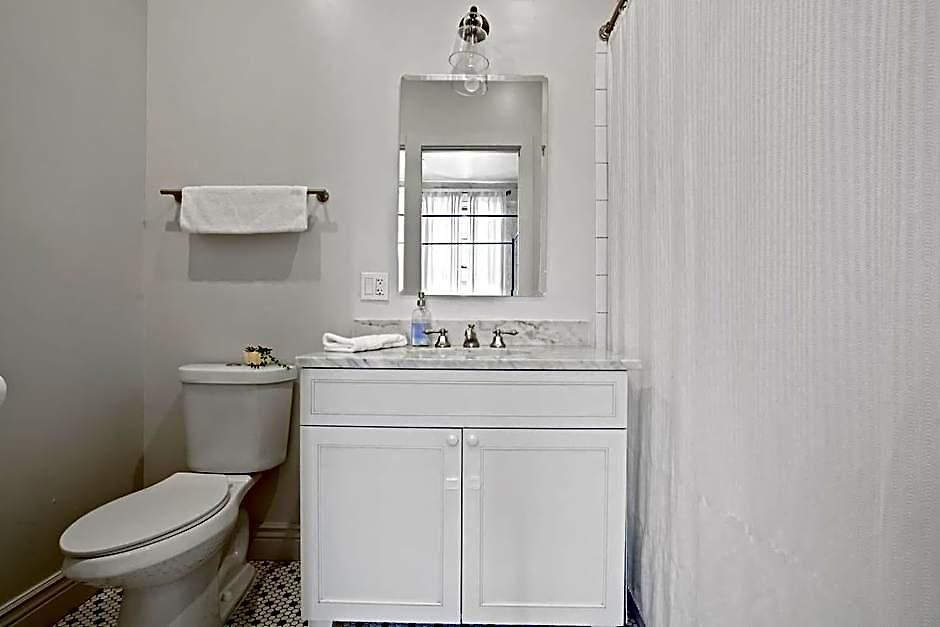 Group-friendly Near Bourbon Street * New Orleans