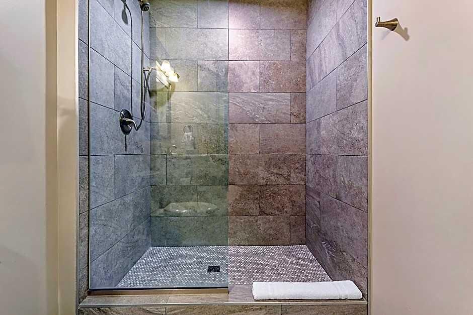 Spacious 4br Luxury Steps To French Quarter Aparthotel