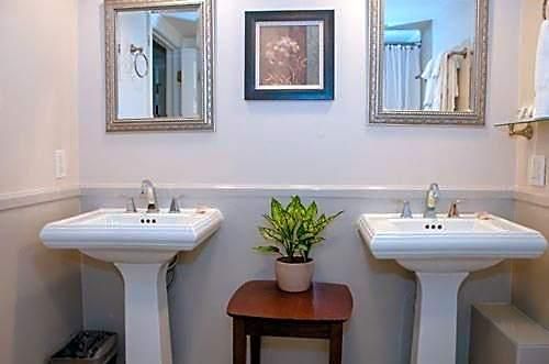 Jean Lafitte House Hotel