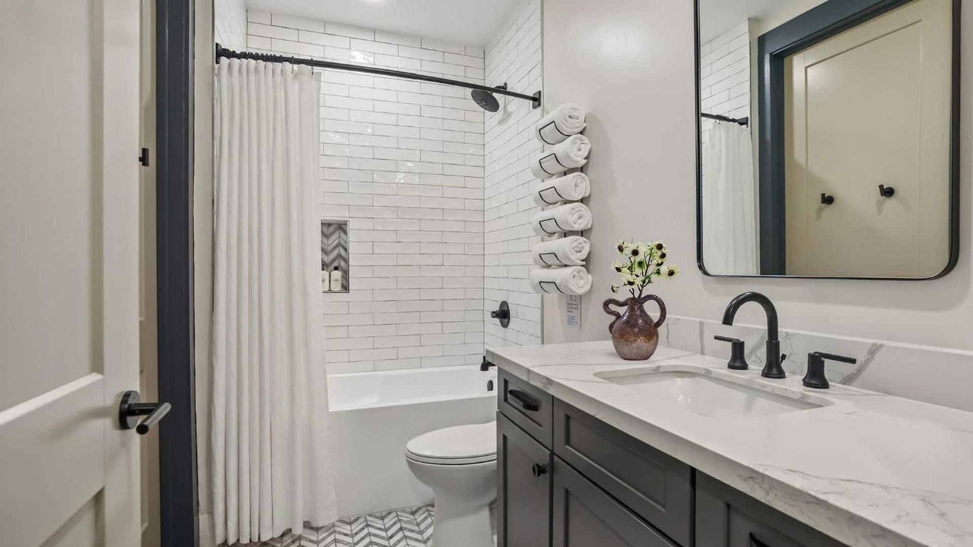 Luxe 19br Combo & Private Backyard With Pool Holiday home *